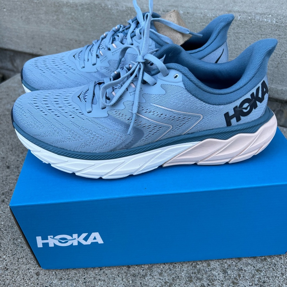 Hoka Women’s Arahi 5 Size 9 New with tags.
